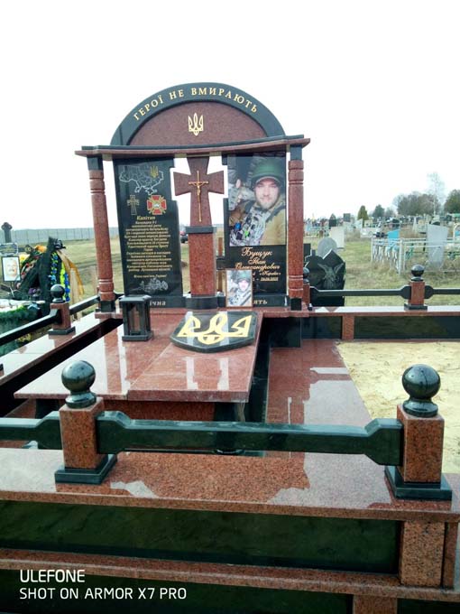Елітний гранітний пам'ятник з художнім гравіюванням