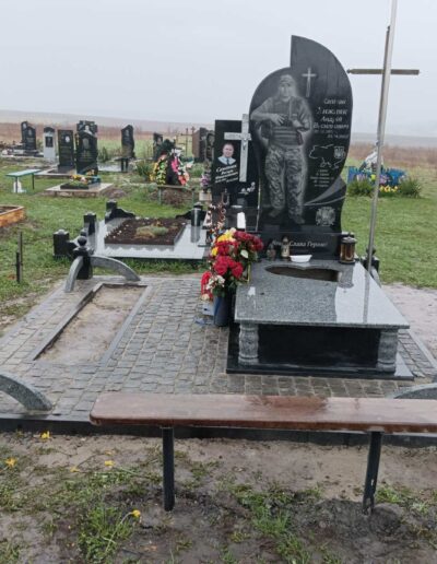 Памятник из черного гранита в Чернигове - работа под ключ
