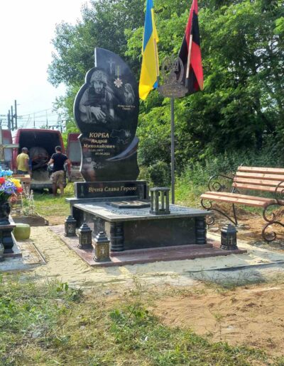 Памятник из черного гранита в Чернигове - работа под ключ