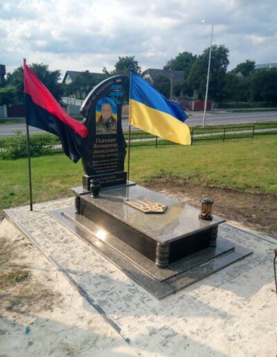 Памятник из черного гранита в Чернигове - работа под ключ