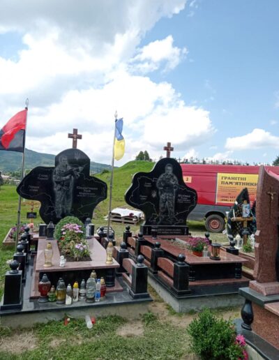 Памятник из черного гранита в Чернигове - работа под ключ