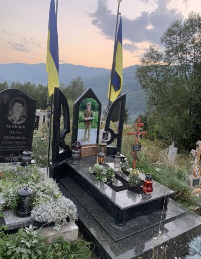 Пам'ятник із чорного граніту в Чернігові – робота під ключ