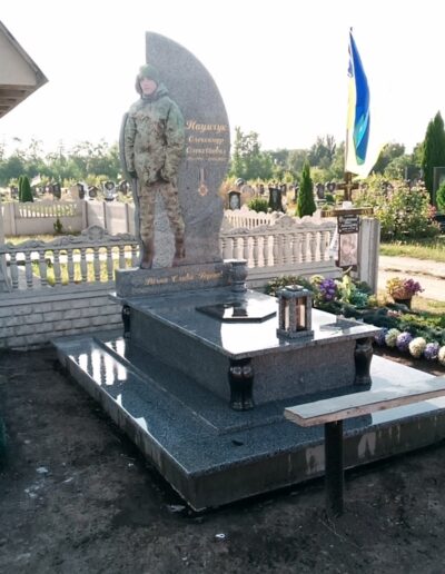 пам'ятник для загиблого воїна