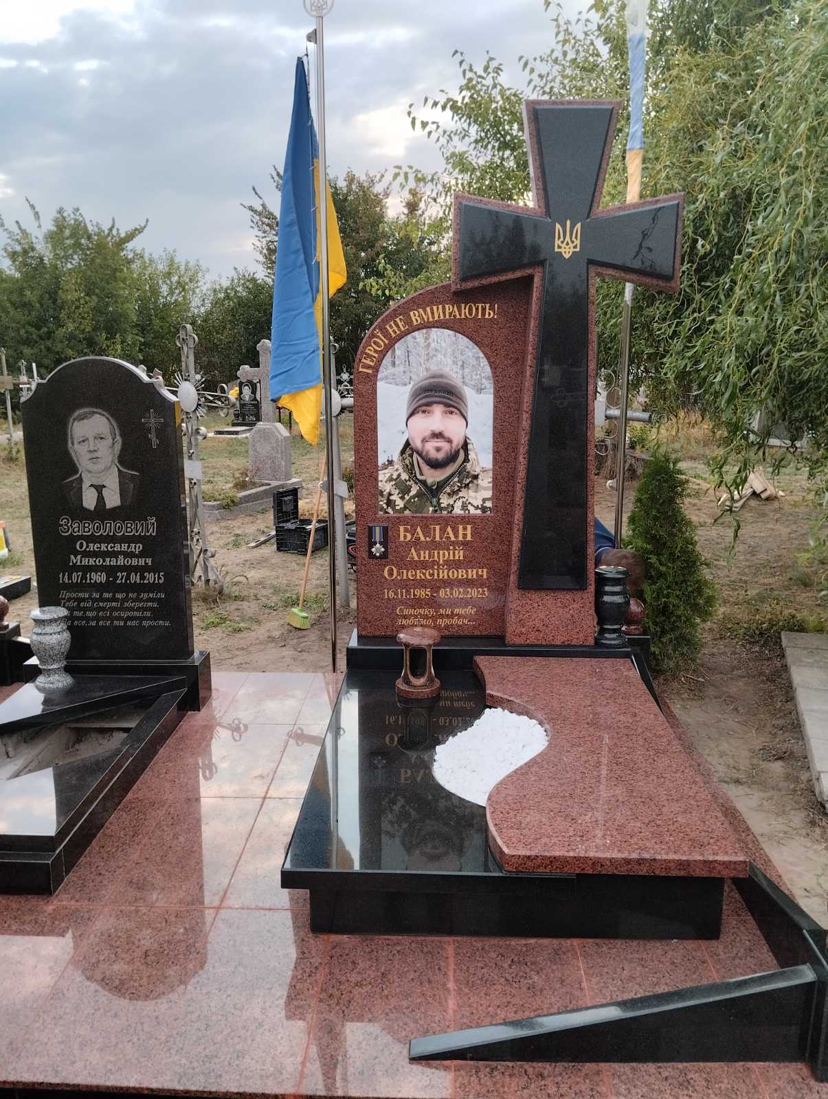 Пам'ятник військовим героям у Чернігові з гравіюванням