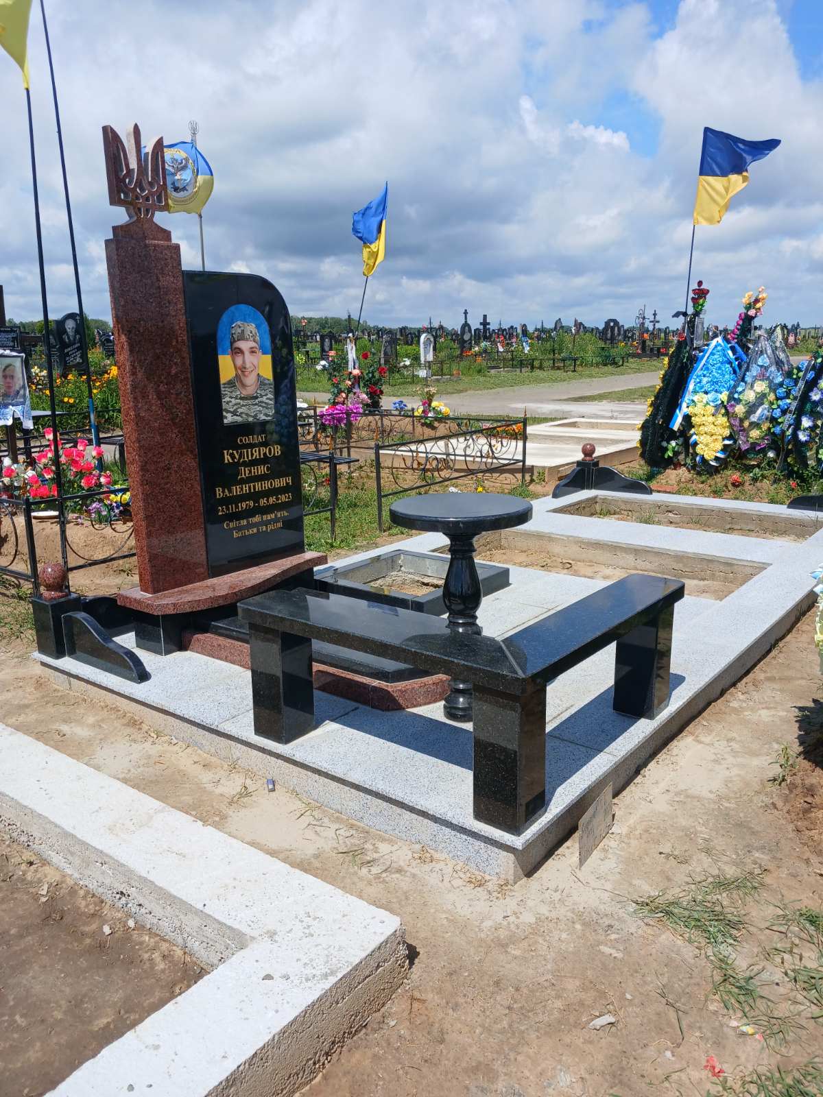 Меморіальна композиція з граніту, Чернігів