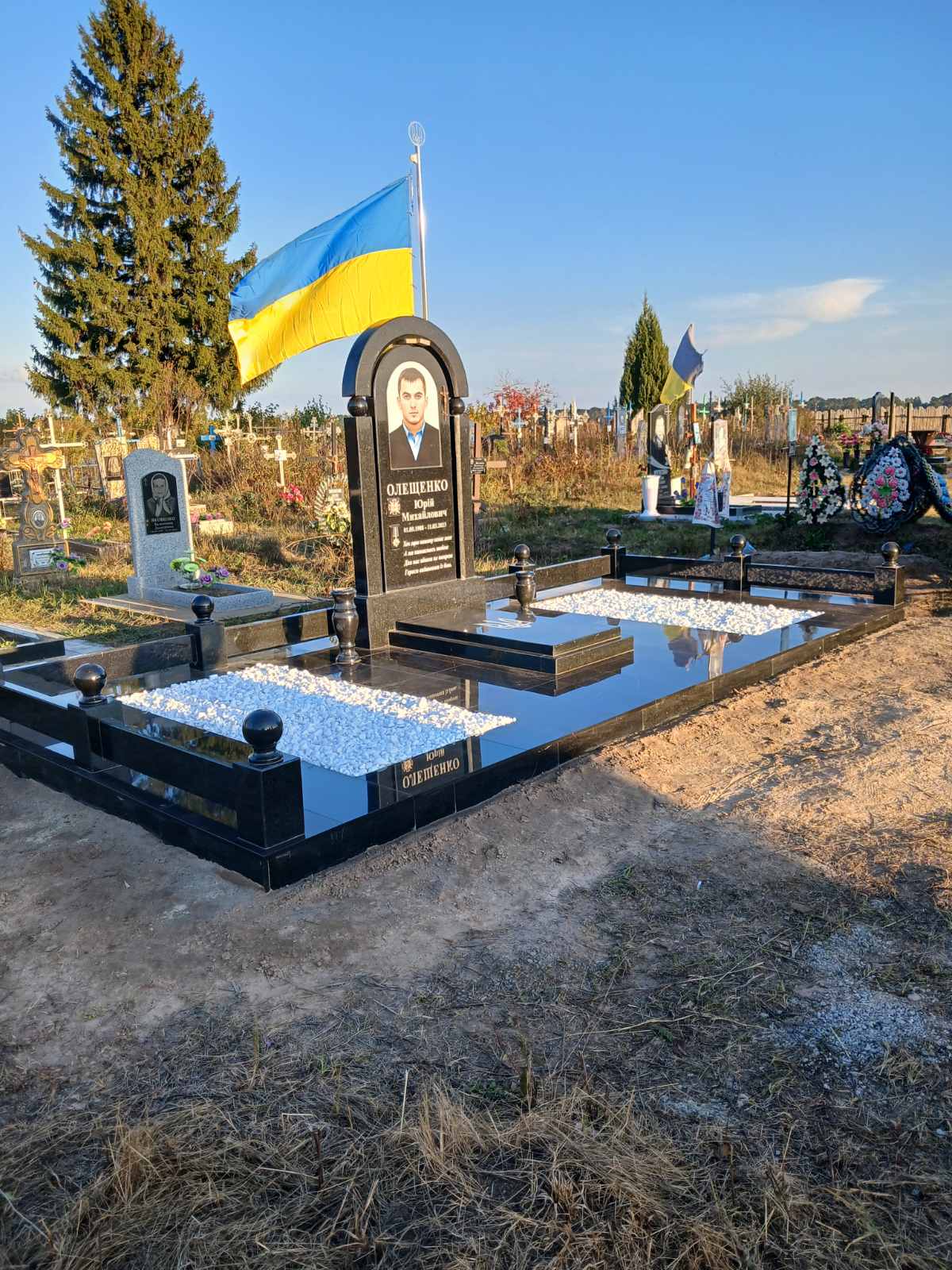 Гранітний меморіальний комплекс на замовлення в Чернігові