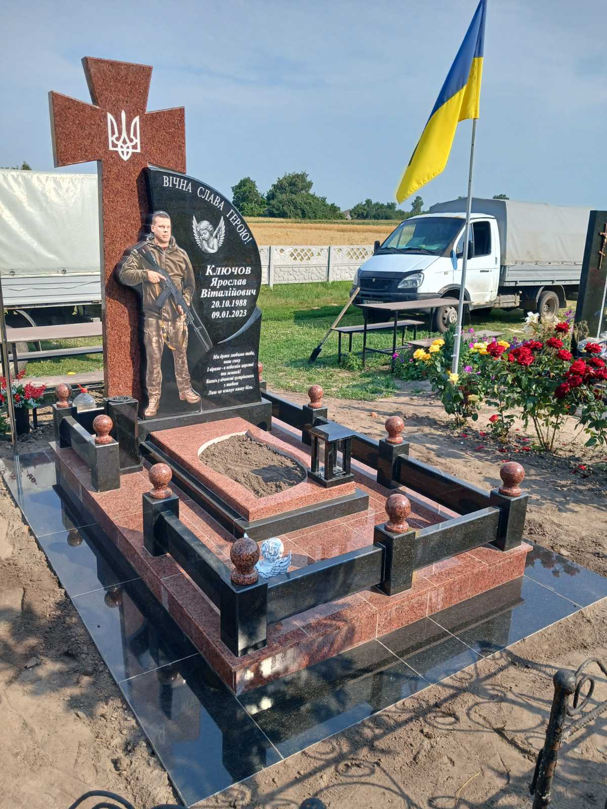 Гранітний козацький хрест, Чернігів