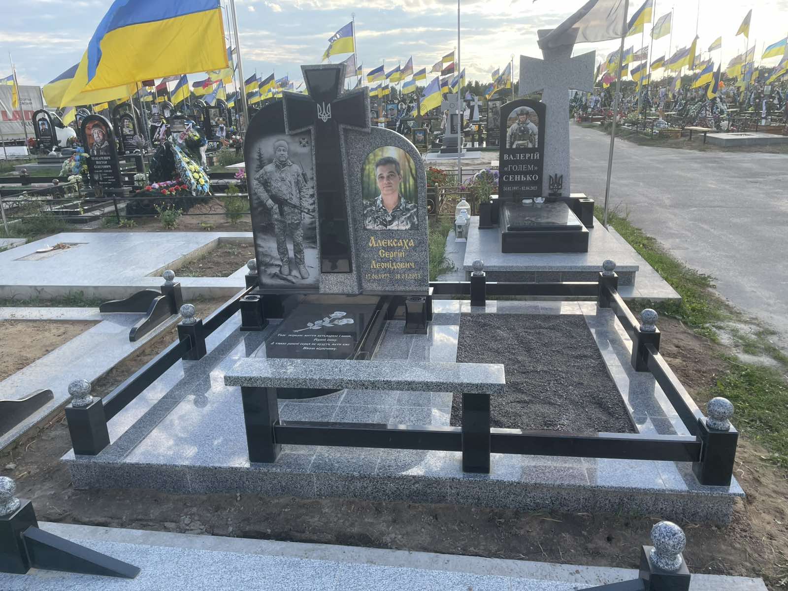 Козацький хрест з тризубом на військовому похованні